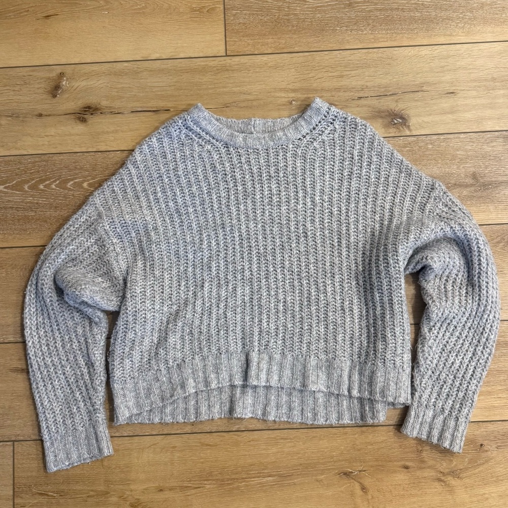 American Eagle Outfitters Light Gray Cropped Crewneck Sweater